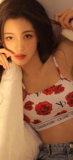 她行走于黑暗中海报